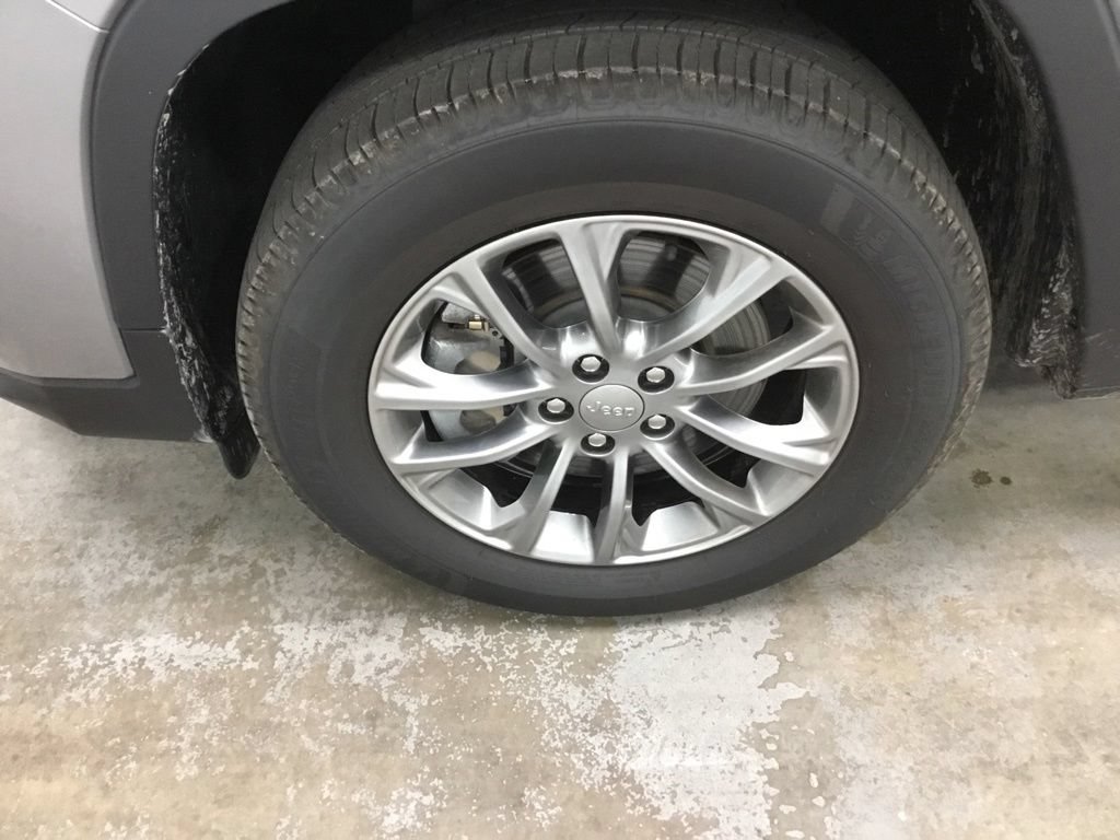 Used 2019 Jeep Cherokee Latitude Plus w/ Cold Weather Group AWD/4WD image 5