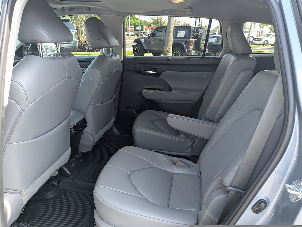 Used 2023 Toyota Highlander XLE FWD image 28