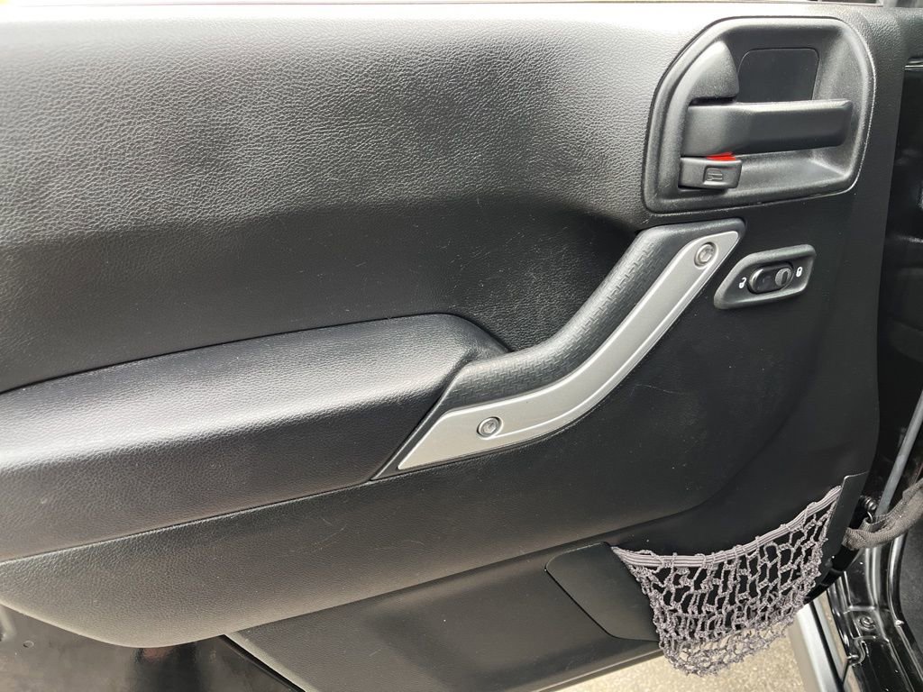 Used 2018 Jeep Wrangler Unlimited Rubicon w/ Cold Weather Group AWD/4WD image 29