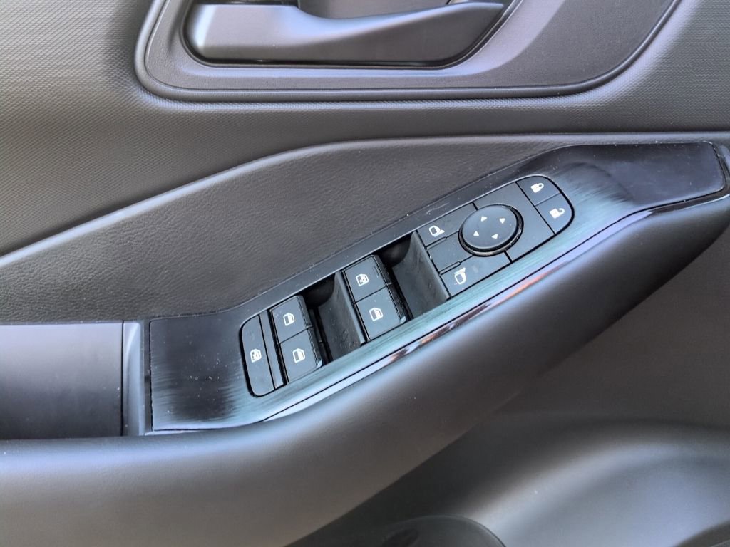Used 2025 Nissan Rogue S AWD/4WD image 40