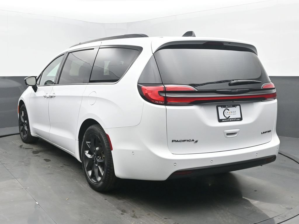 Used 2025 Chrysler Pacifica Limited image 4