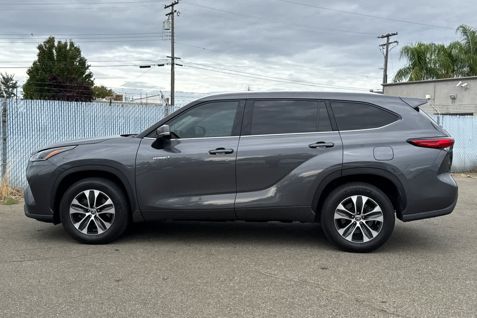 Used 2021 Toyota Highlander XLE FWD image 2