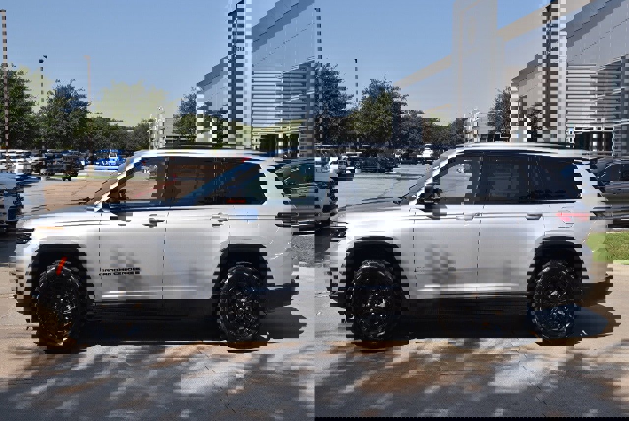 Used 2024 Jeep Grand Cherokee L Laredo image 12