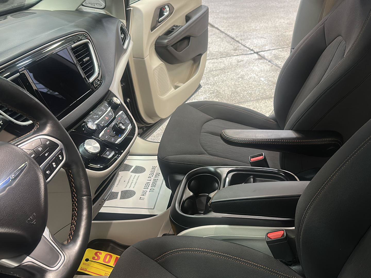 Used 2019 Chrysler Pacifica Touring Plus w/ Advanced Safetytec Group FWD image 27