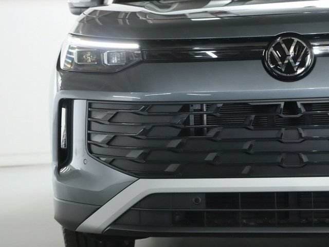 Certified 2025 Volkswagen Tiguan SE AWD/4WD image 6