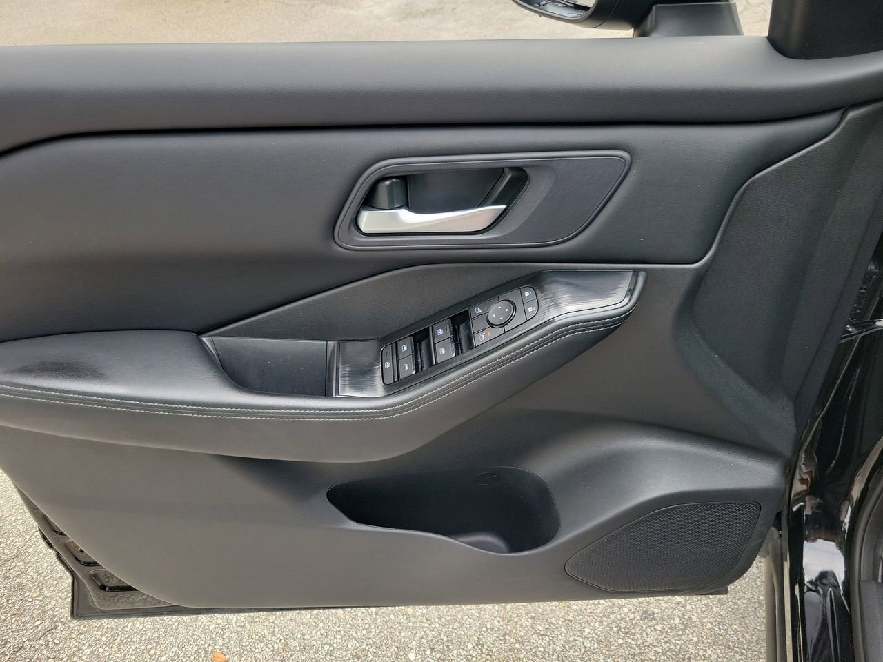 Used 2025 Nissan Rogue SV image 14