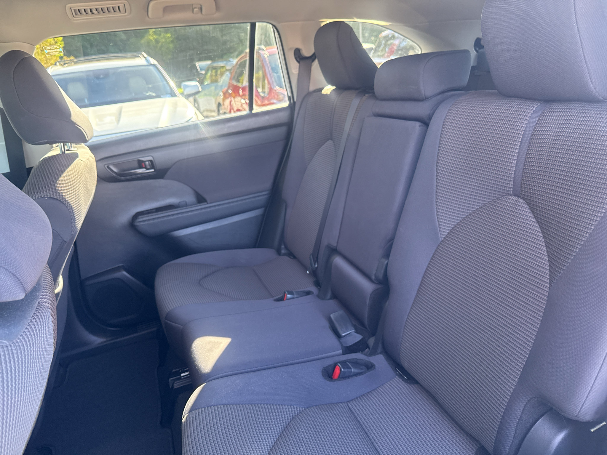 Used 2024 Toyota Highlander LE FWD image 15