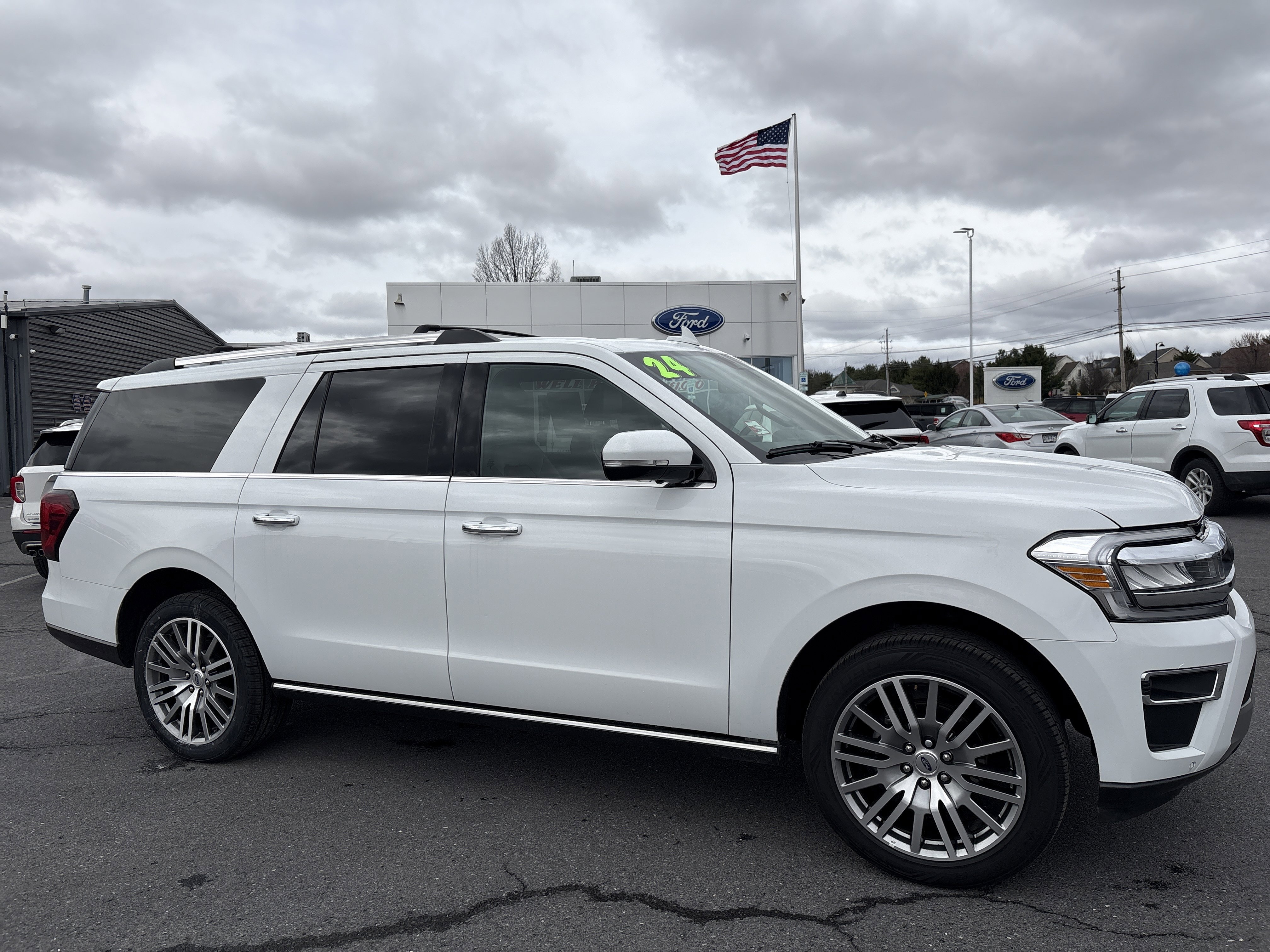 Used 2024 Ford Expedition Max Limited AWD/4WD image 2