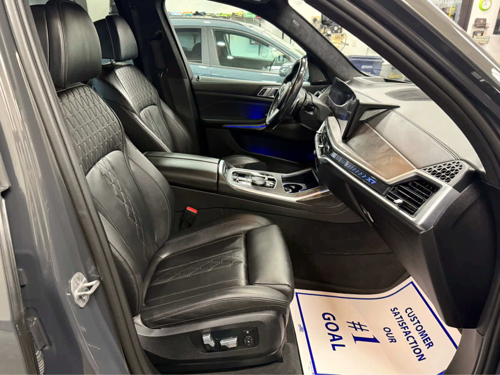 Used 2024 BMW X7 xDrive40i w/ M Sport Package AWD/4WD image 29