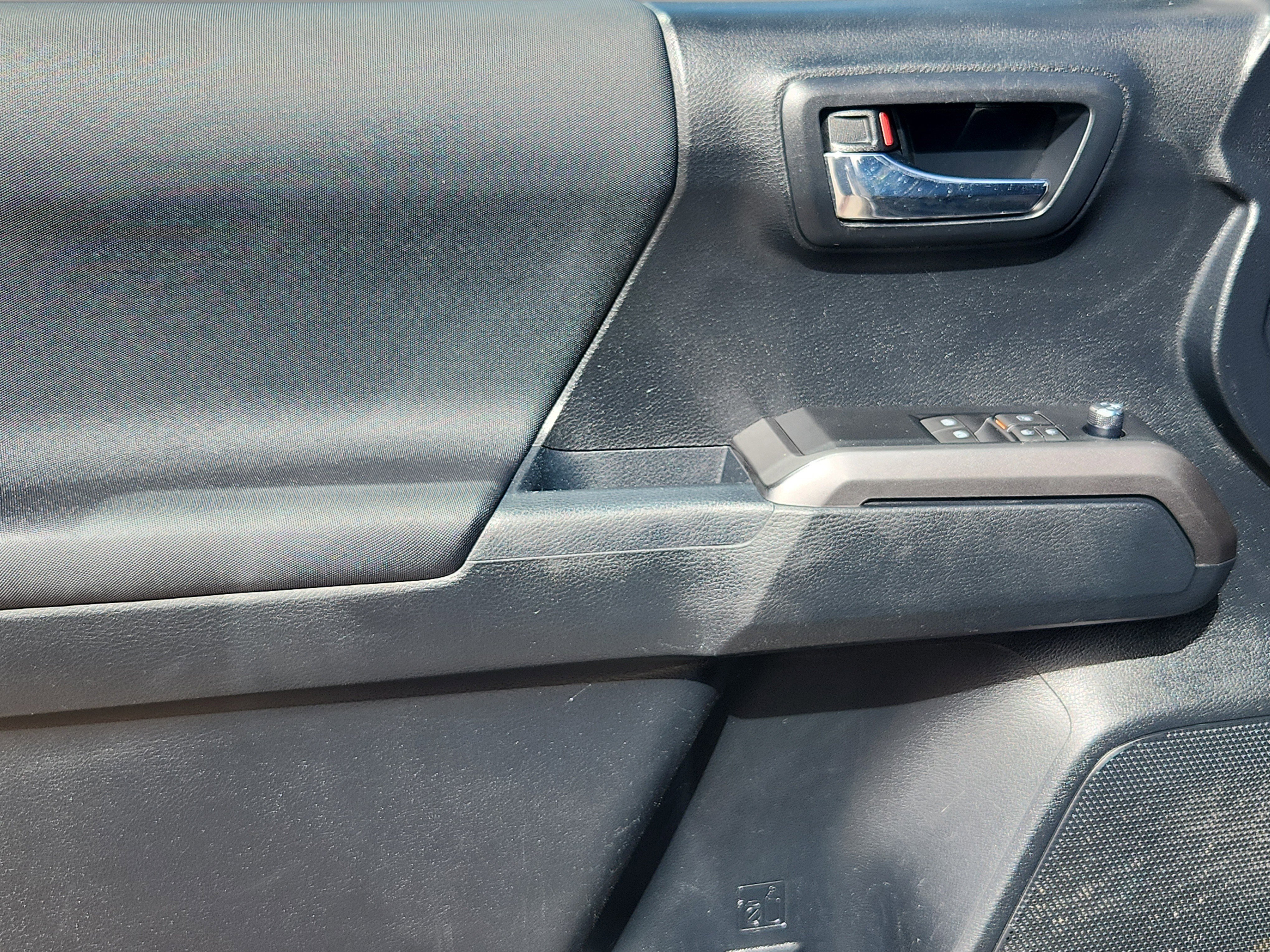 Used 2016 Toyota Tacoma TRD Off-Road w/ Premium & Technology Package image 6