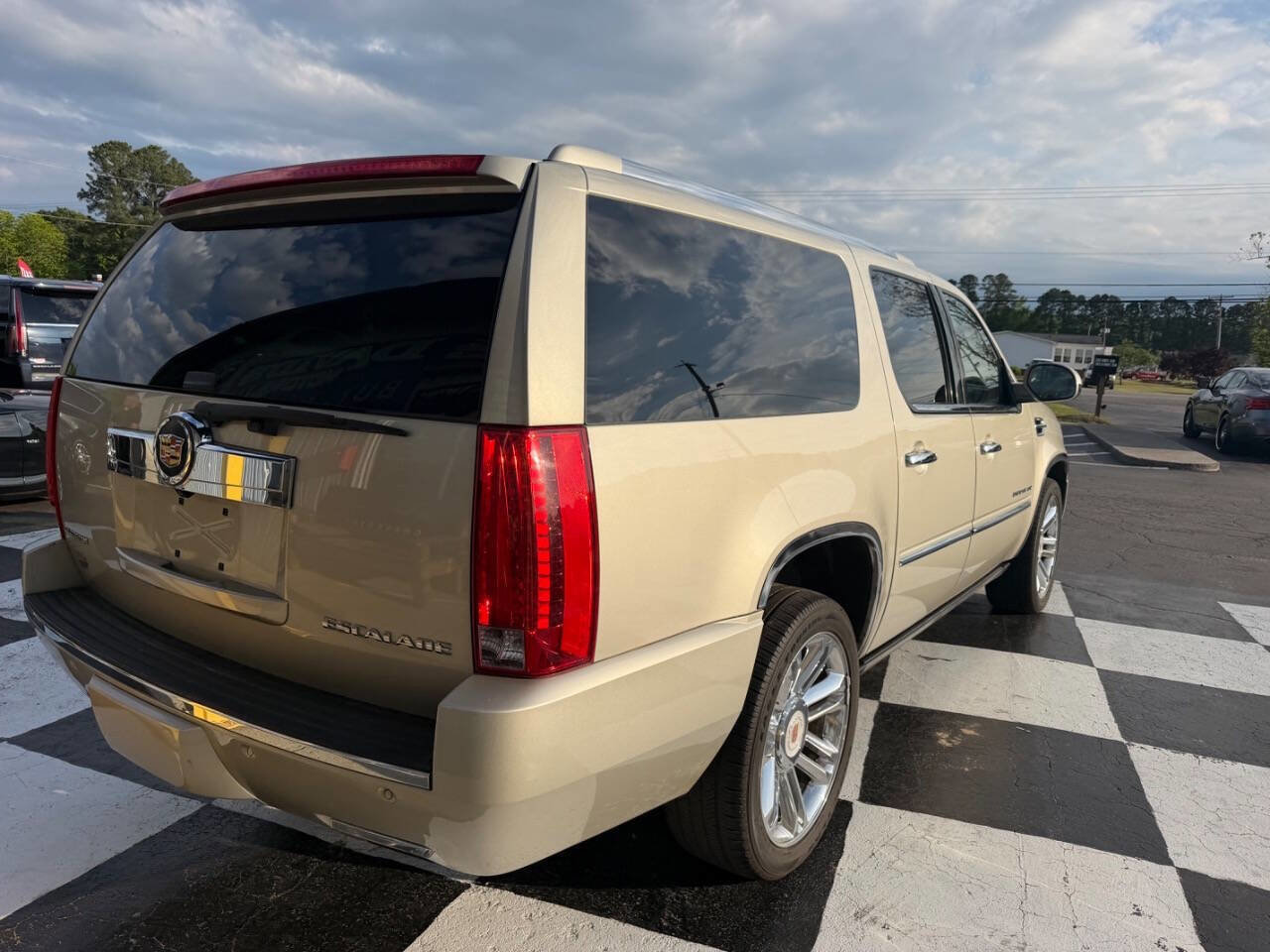 Used 2013 Cadillac Escalade ESV Platinum AWD/4WD image 6