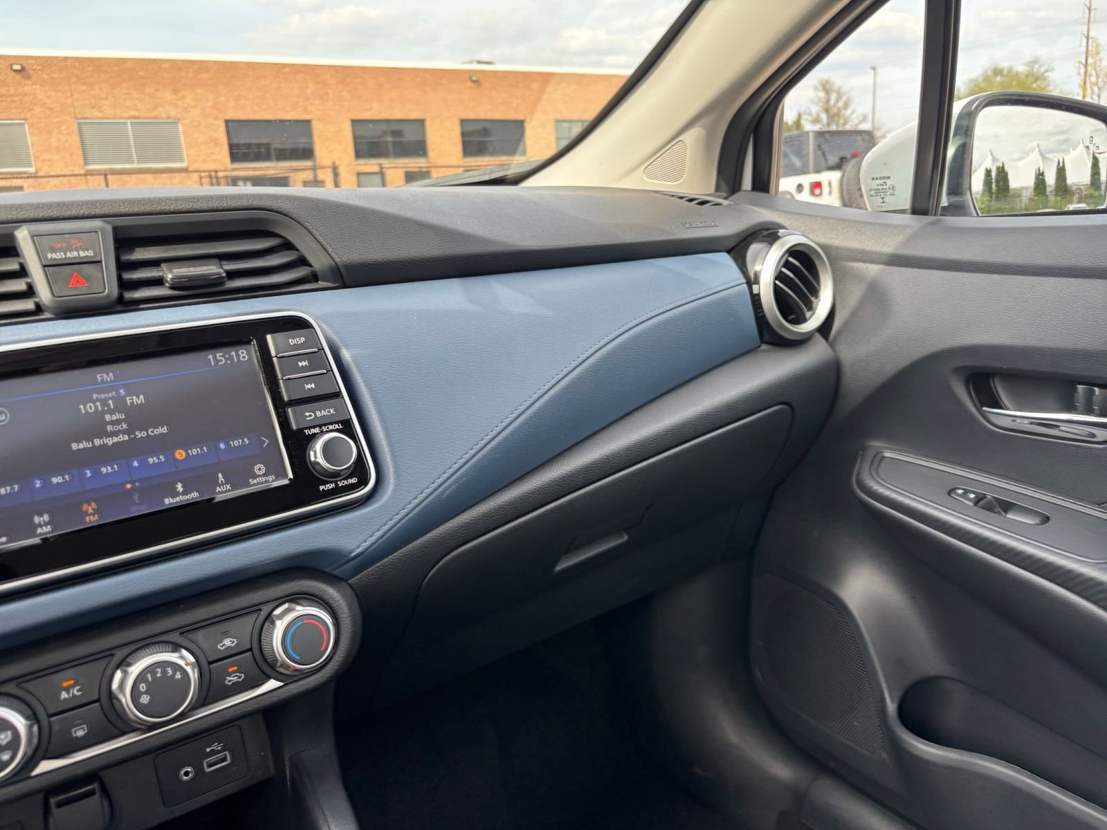 Used 2025 Nissan Versa SV FWD image 33