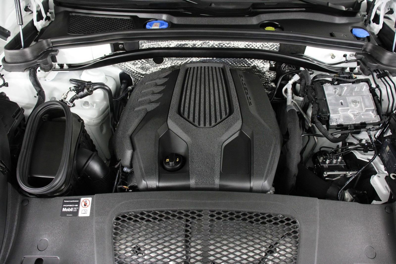 Certified 2025 Porsche Macan image 26