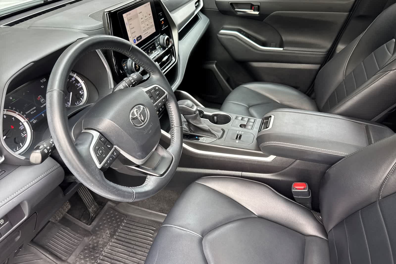 Used 2023 Toyota Highlander XLE FWD image 11