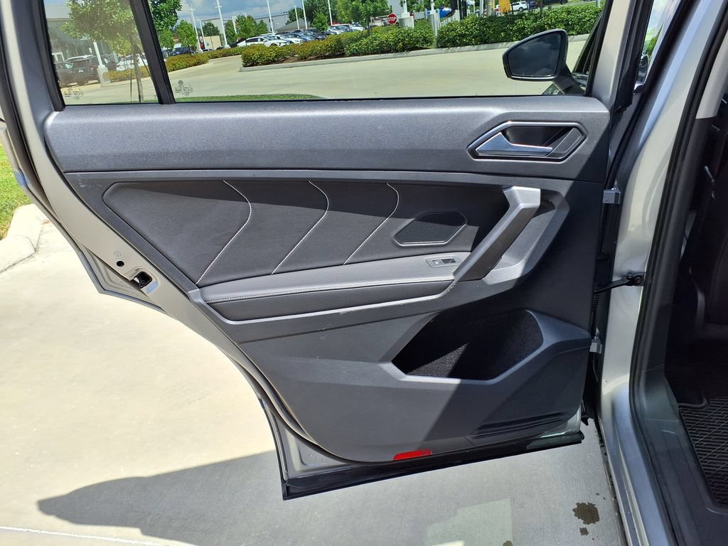 Used 2022 Volkswagen Tiguan SE w/ Panoramic Sunroof Package FWD image 18