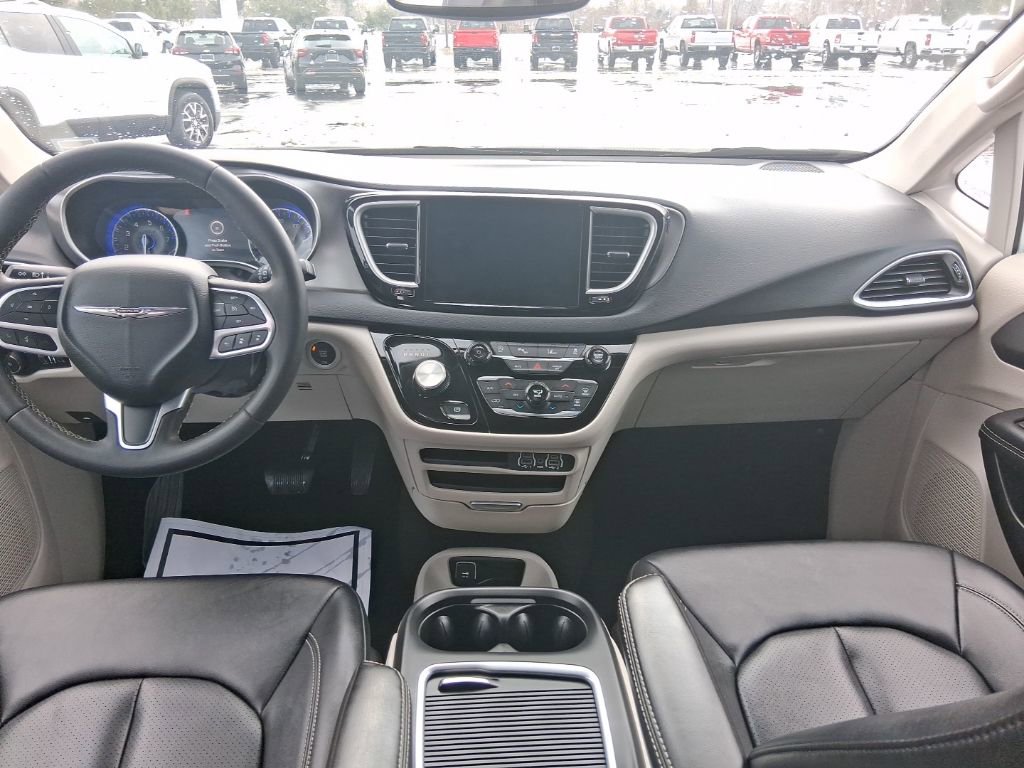 Used 2024 Chrysler Pacifica Touring-L image 21