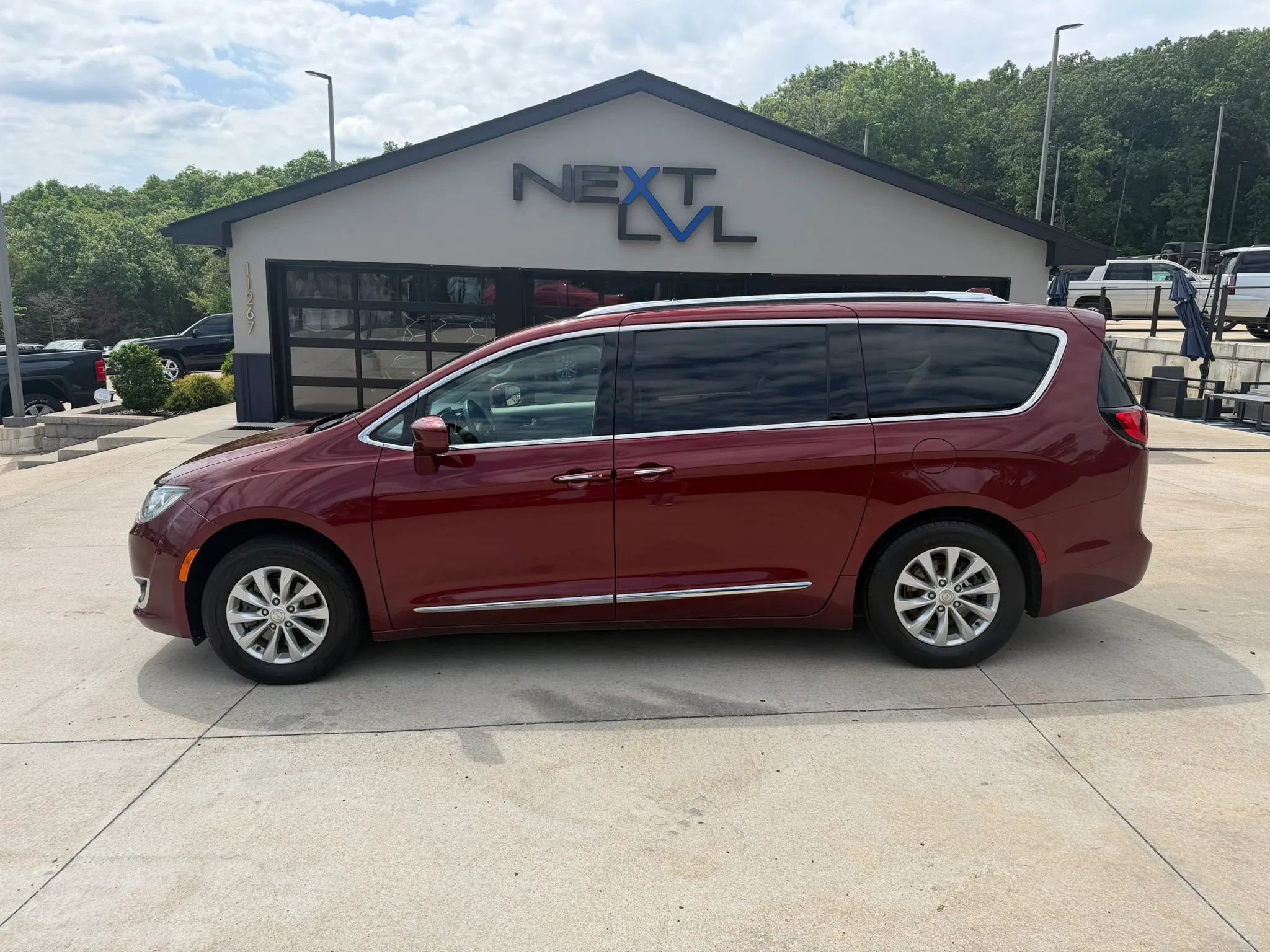 Used 2018 Chrysler Pacifica Touring-L FWD image 6