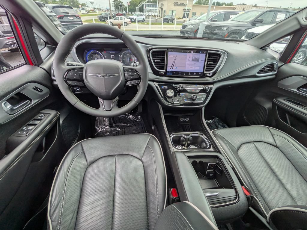 Used 2025 Chrysler Pacifica Limited FWD image 12