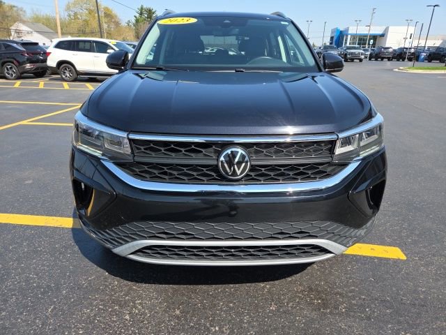 Certified 2023 Volkswagen Taos SE w/ Panoramic Sunroof Package AWD/4WD image 2