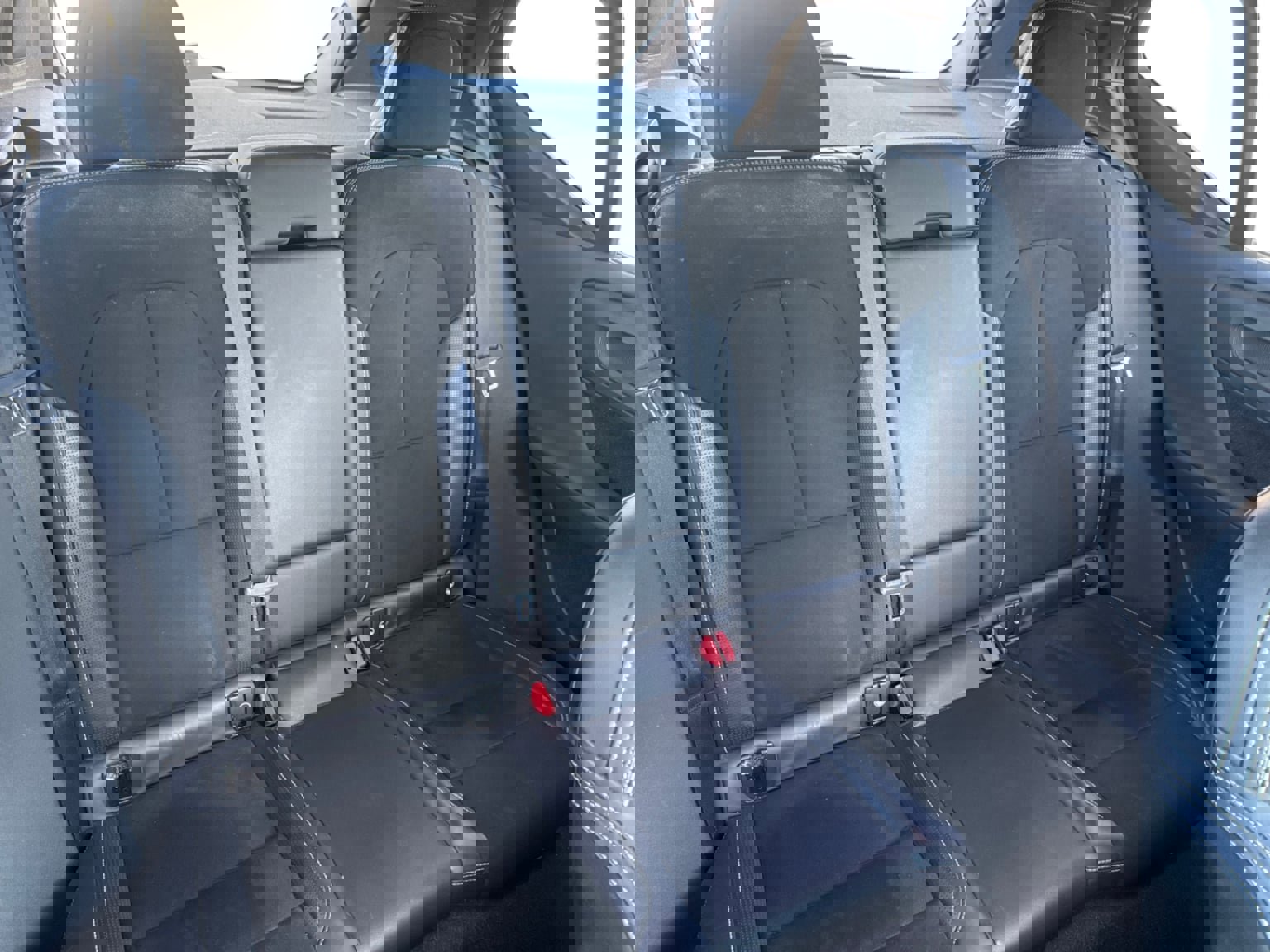 Used 2020 Volvo XC40 T4 R-Design w/ Protection Package Premier image 17