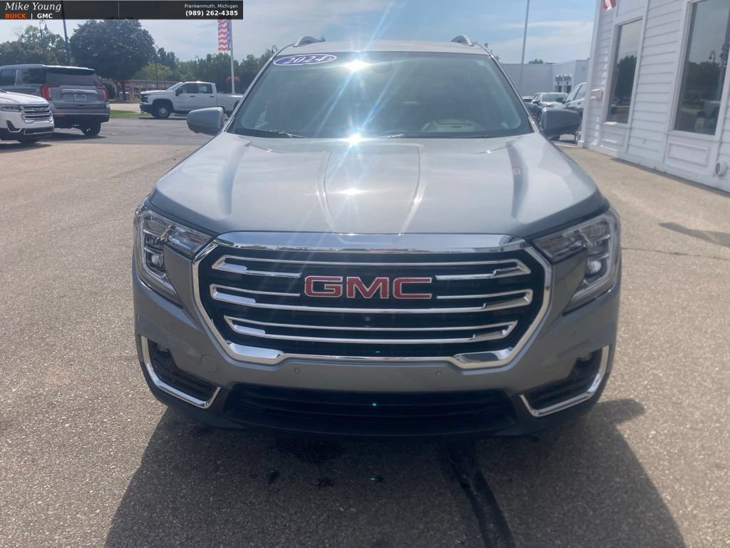 Used 2024 GMC Terrain SLT w/ Tech Package FWD image 2