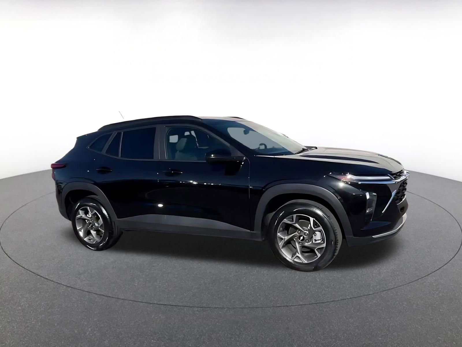 Used 2025 Chevrolet Trax LT FWD image 2