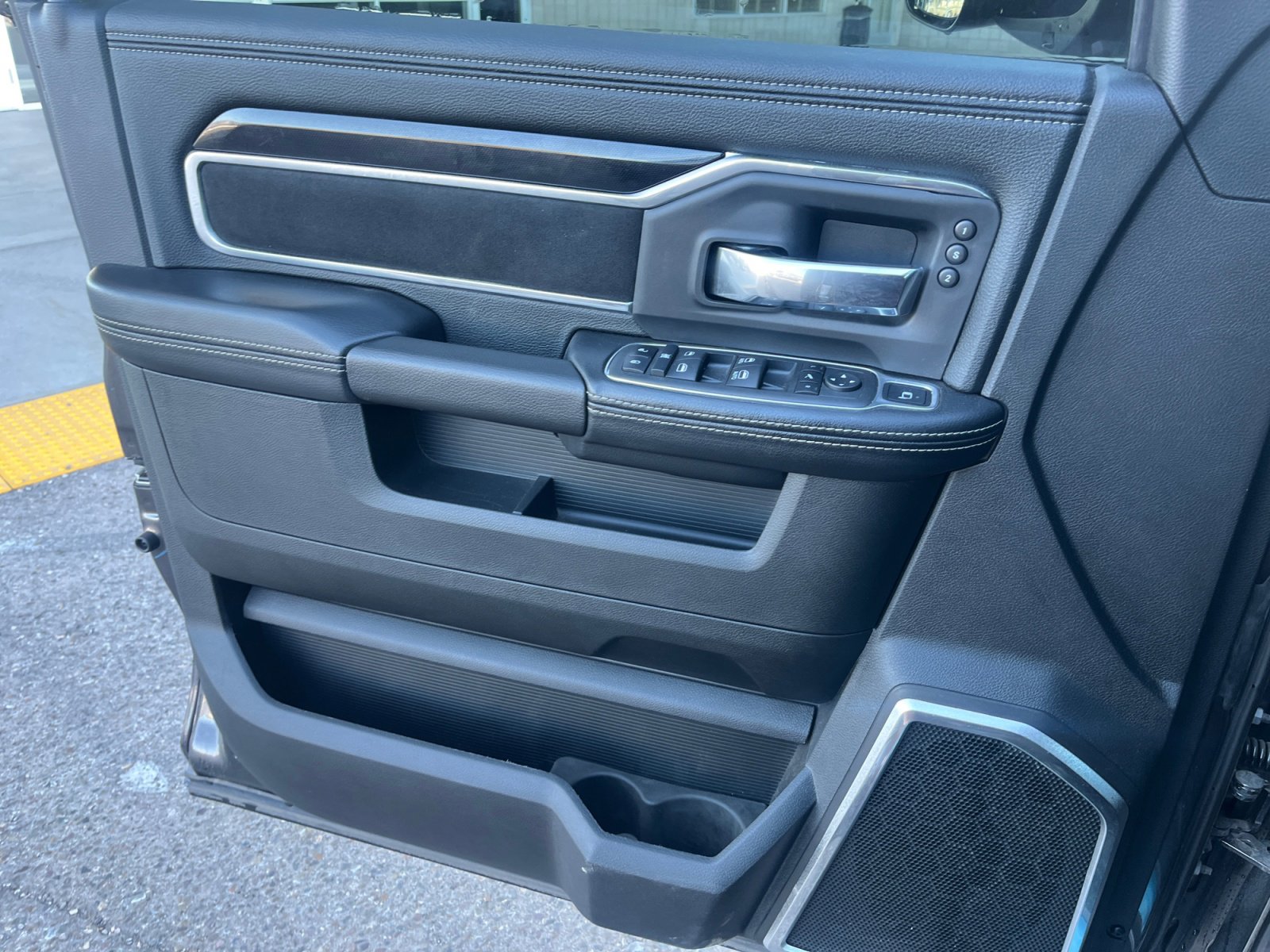 Used 2022 RAM 2500 Laramie w/ Night Edition image 13