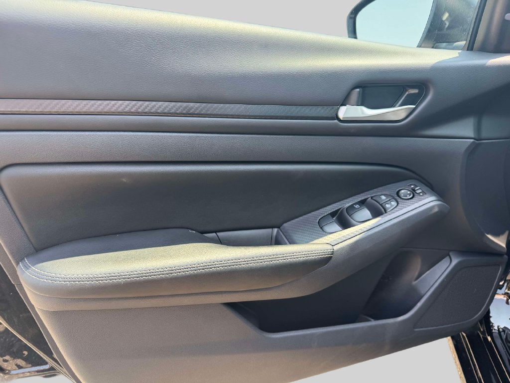 Used 2025 Nissan Altima 2.5 SV FWD image 15