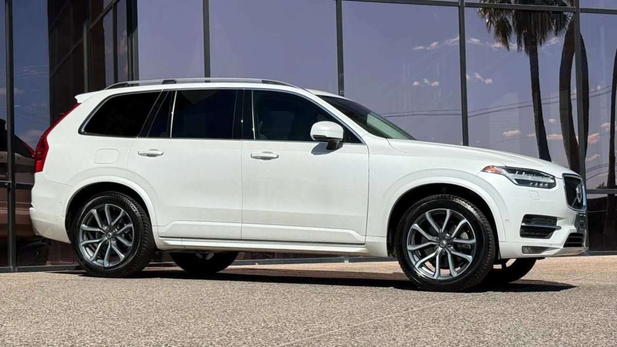 Used 2018 Volvo XC90 T6 Momentum w/ Convenience Package AWD/4WD image 16