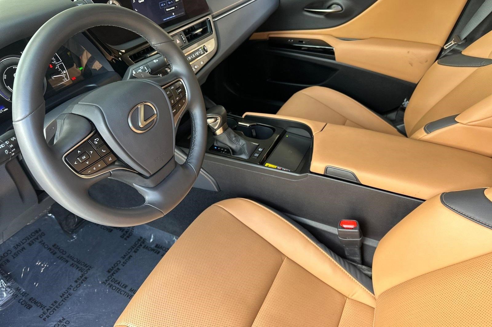 Used 2025 Lexus ES 300h w/ Premium Package image 4