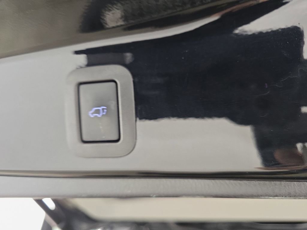 Used 2017 Toyota Highlander SE image 16