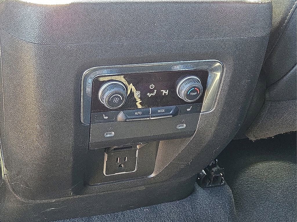 Used 2023 Chevrolet Suburban Premier image 18