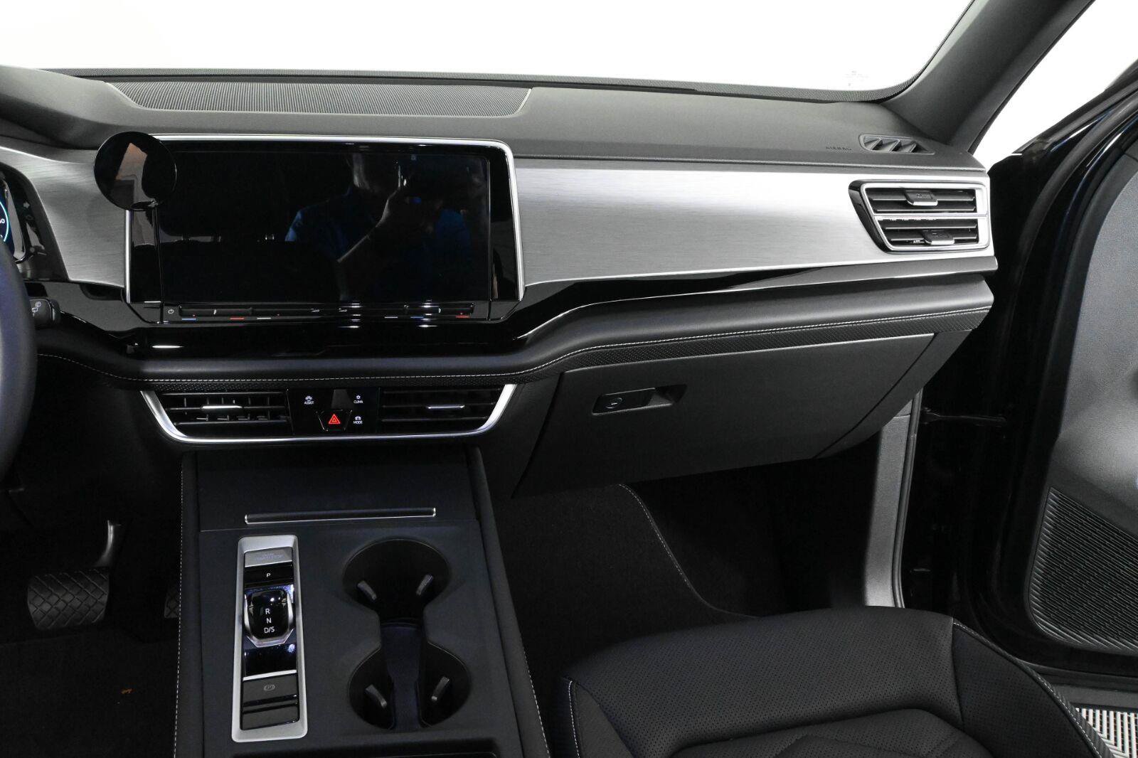 Used 2024 Volkswagen Atlas Cross Sport SE FWD image 13