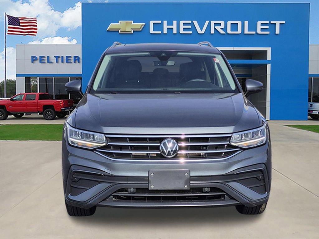 Used 2022 Volkswagen Tiguan SE w/ Panoramic Sunroof Package image 2