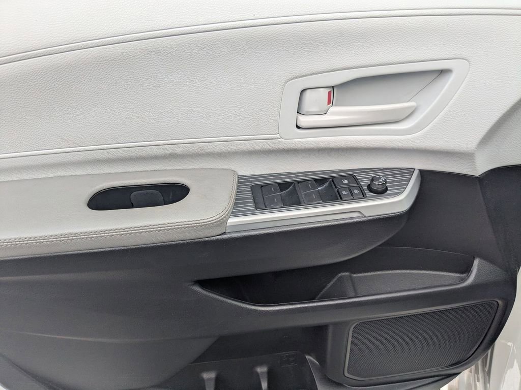 Used 2025 Toyota Sienna LE image 23
