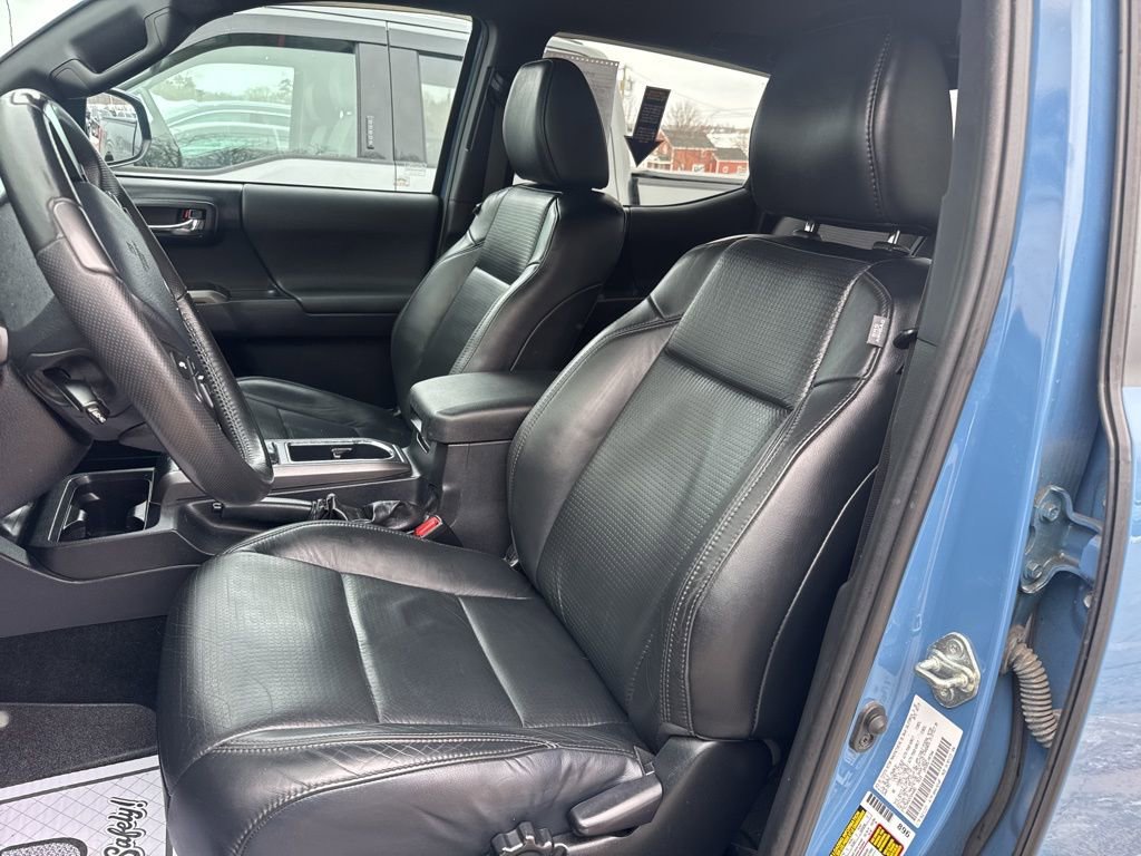 Used 2019 Toyota Tacoma TRD Sport image 2