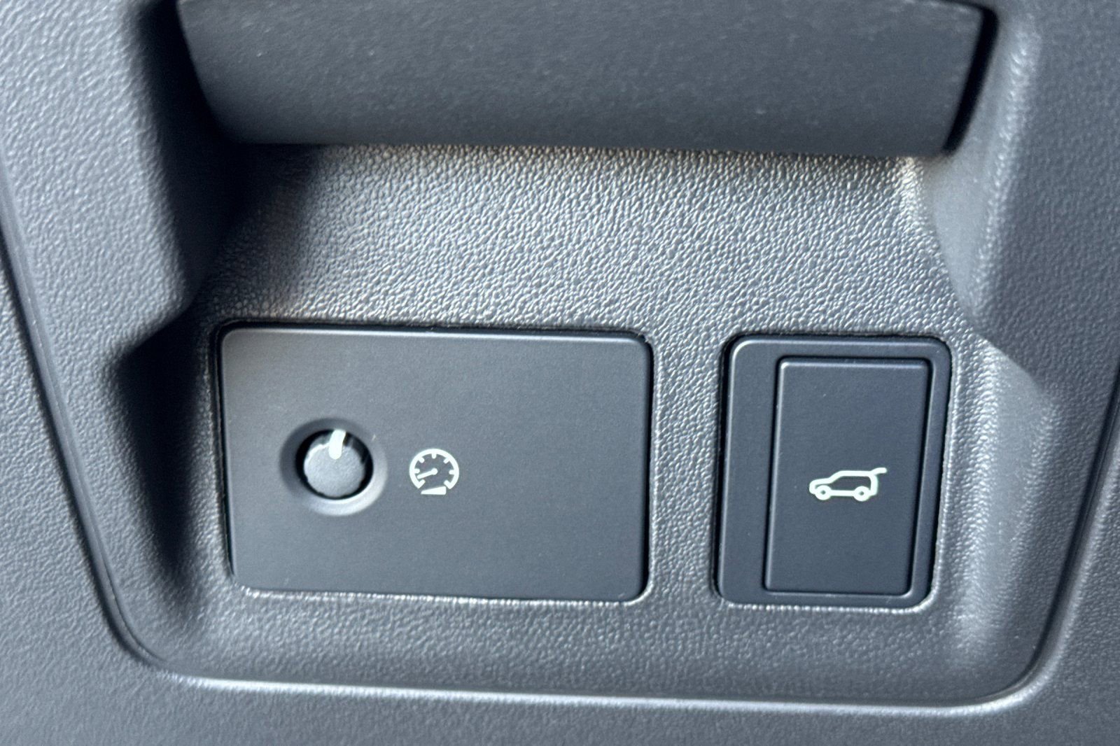 Used 2026 Land Rover Range Rover Velar S image 32