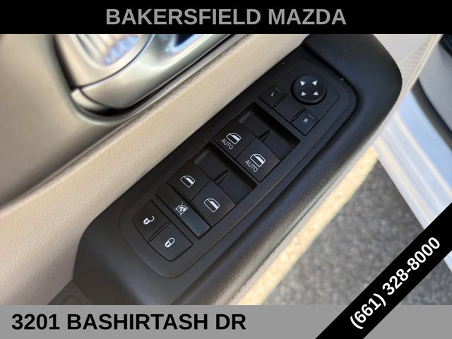 Used 2023 Chrysler Pacifica Touring-L FWD image 11
