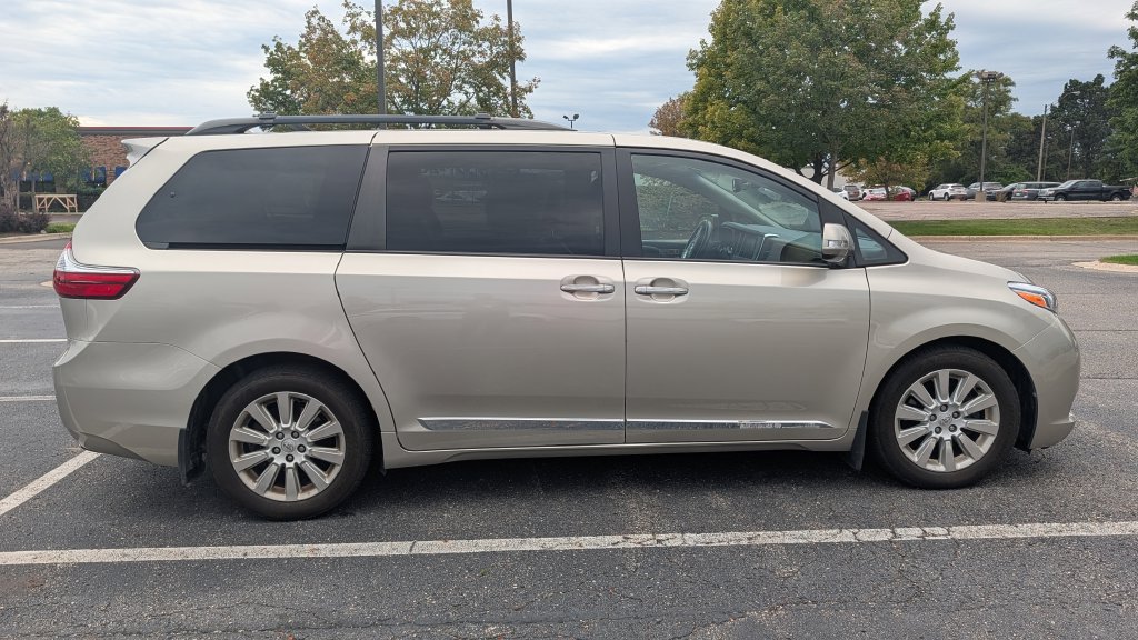 Used 2015 Toyota Sienna Limited Premium w/ Advanced Technology Package FWD image 4