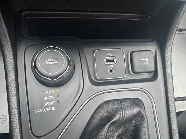Used 2019 Jeep Cherokee Latitude Plus w/ Cold Weather Group AWD/4WD image 15