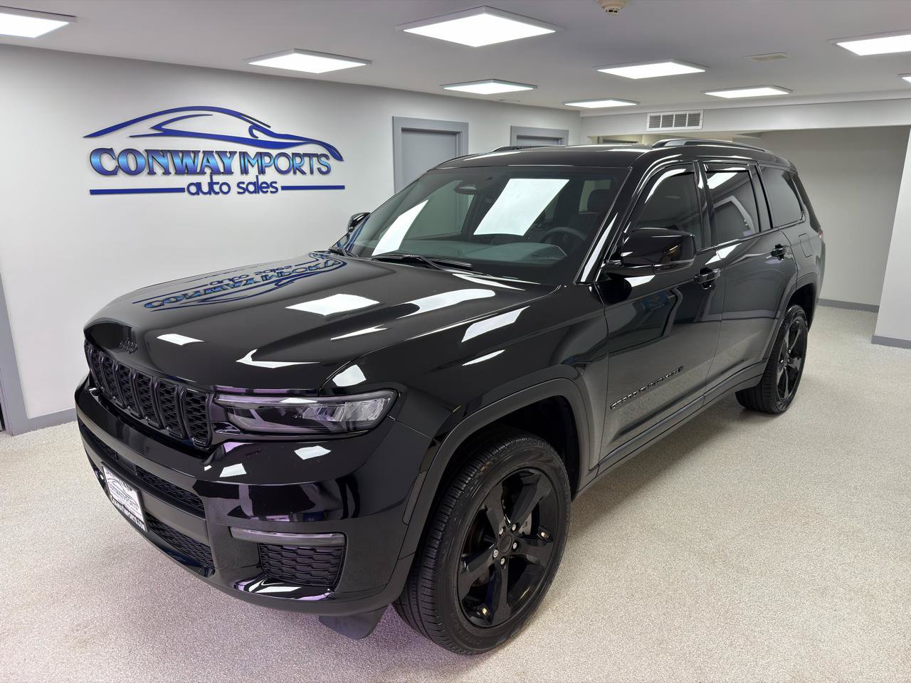 Used 2025 Jeep Grand Cherokee L Limited w/ Black Appearance Package AWD/4WD image 2