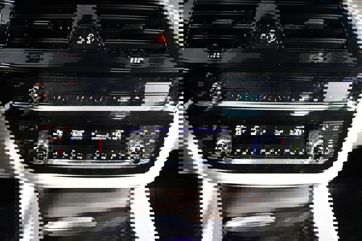 Used 2023 BMW 530e 530e w/ M Sport Package image 21