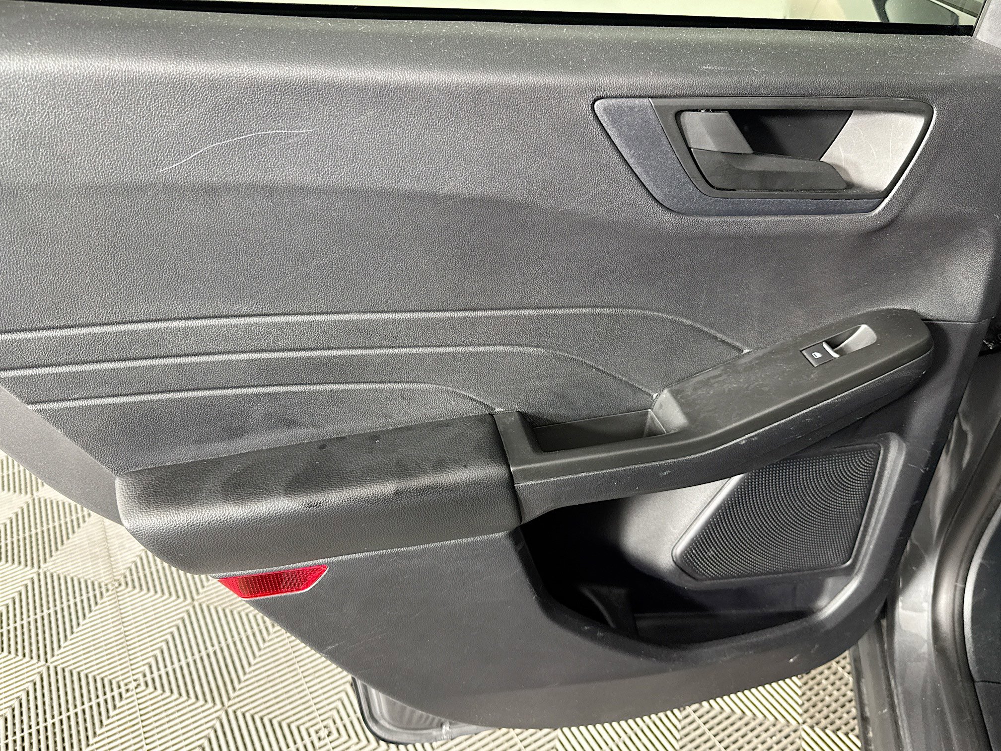 Used 2022 Ford Escape SE w/ SE Sport Appearance Package image 25