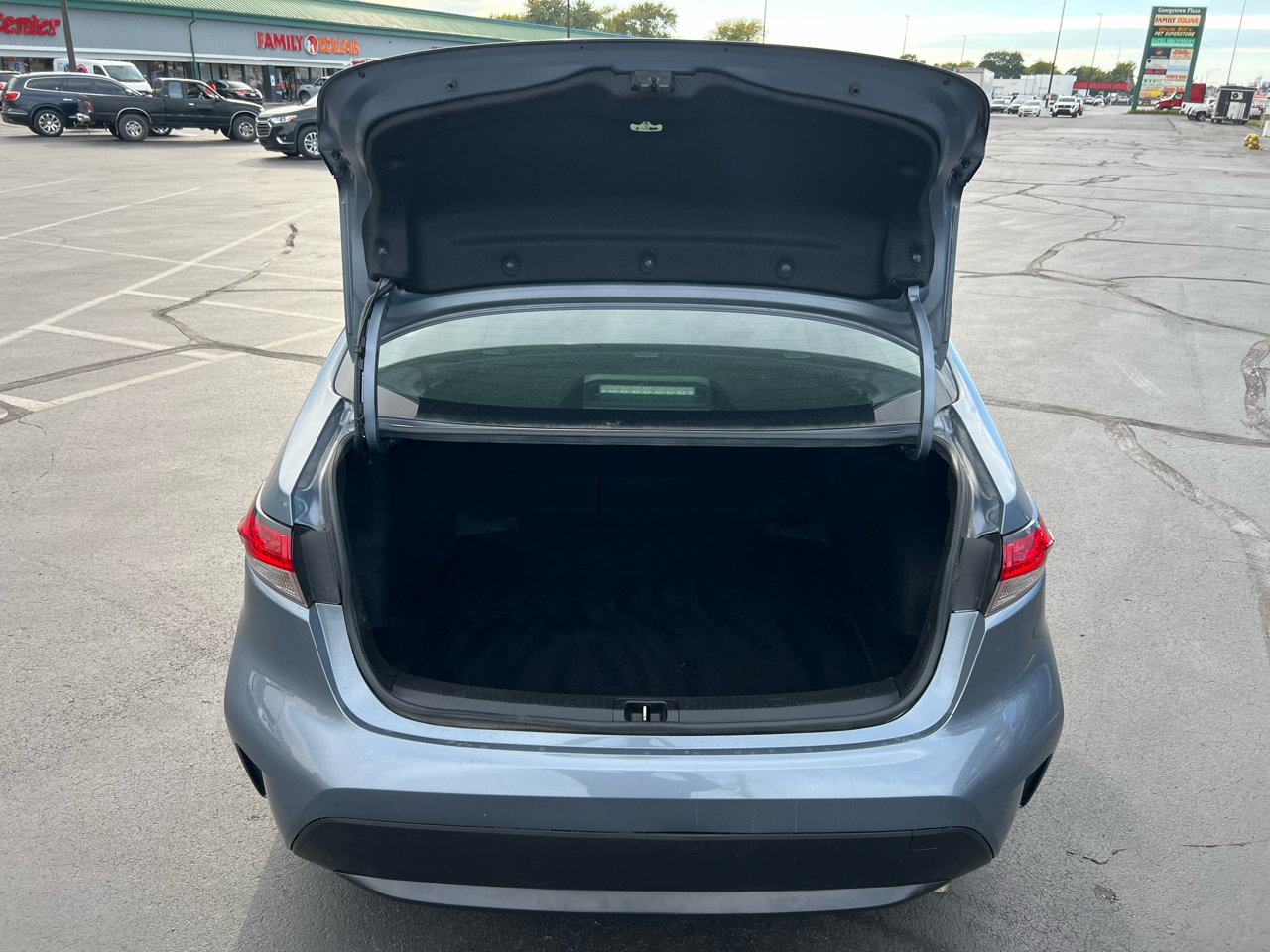 Used 2022 Toyota Corolla LE image 66