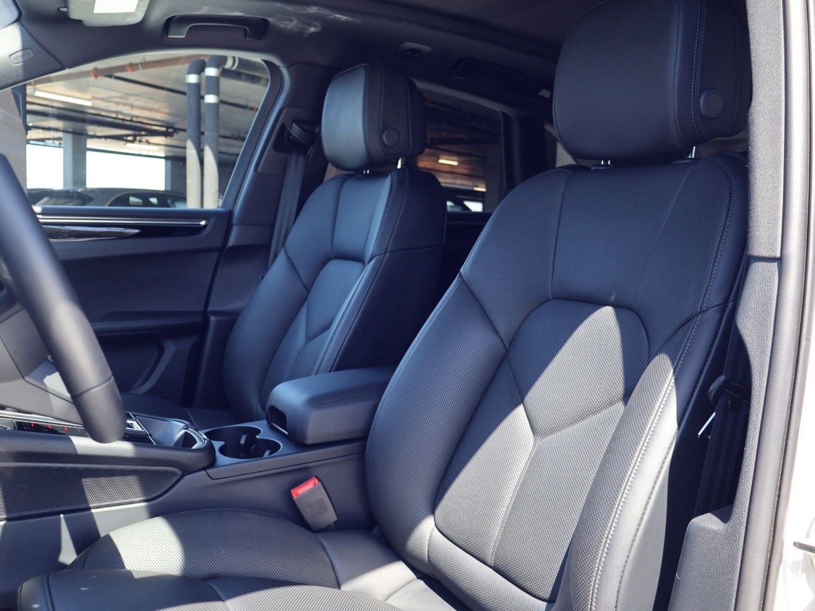 Certified 2025 Porsche Macan image 5