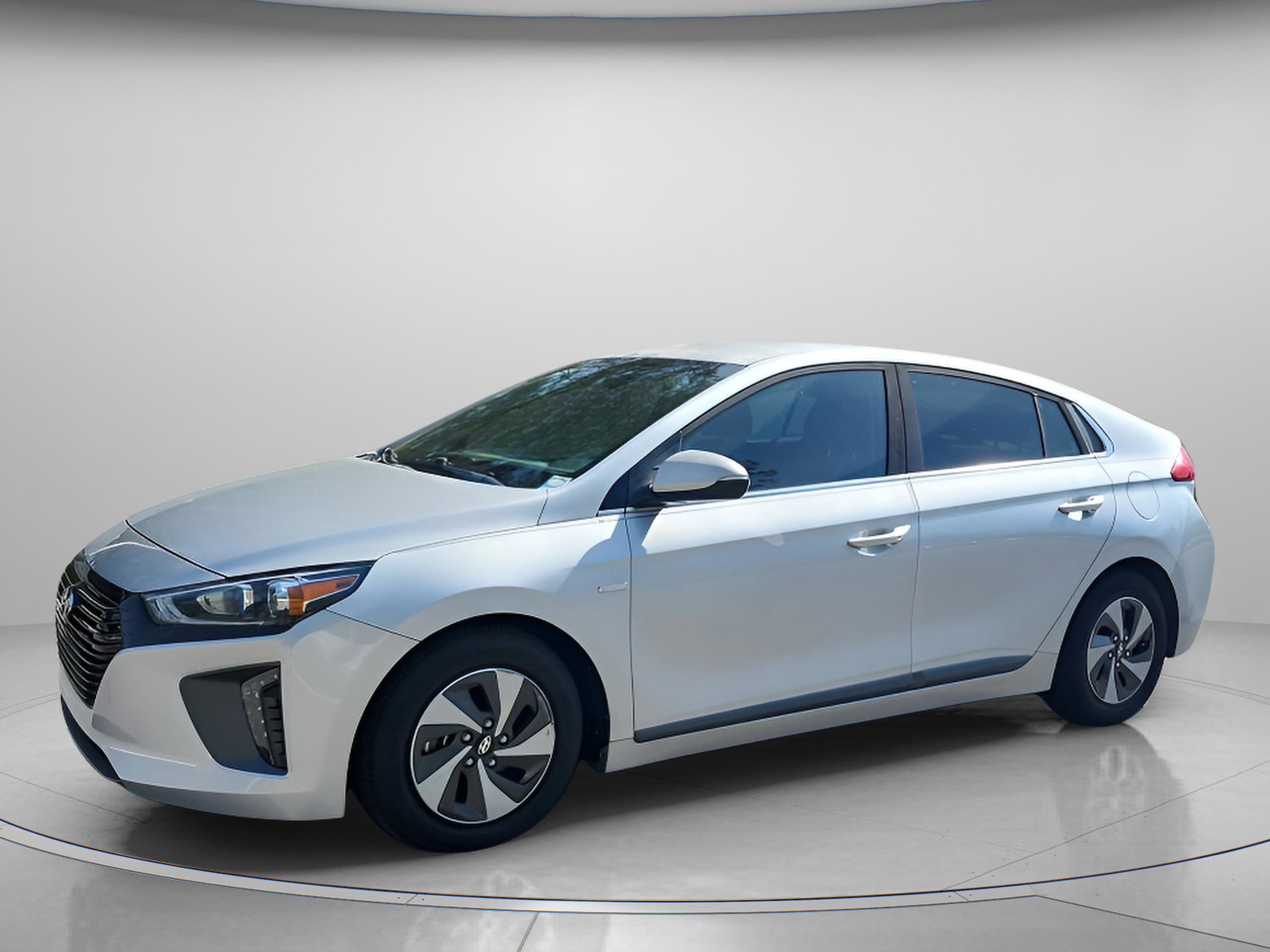 Used 2017 Hyundai Ioniq SEL image 2