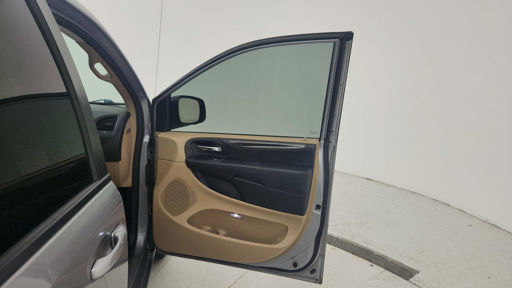 Used 2016 Dodge Grand Caravan SXT FWD image 25