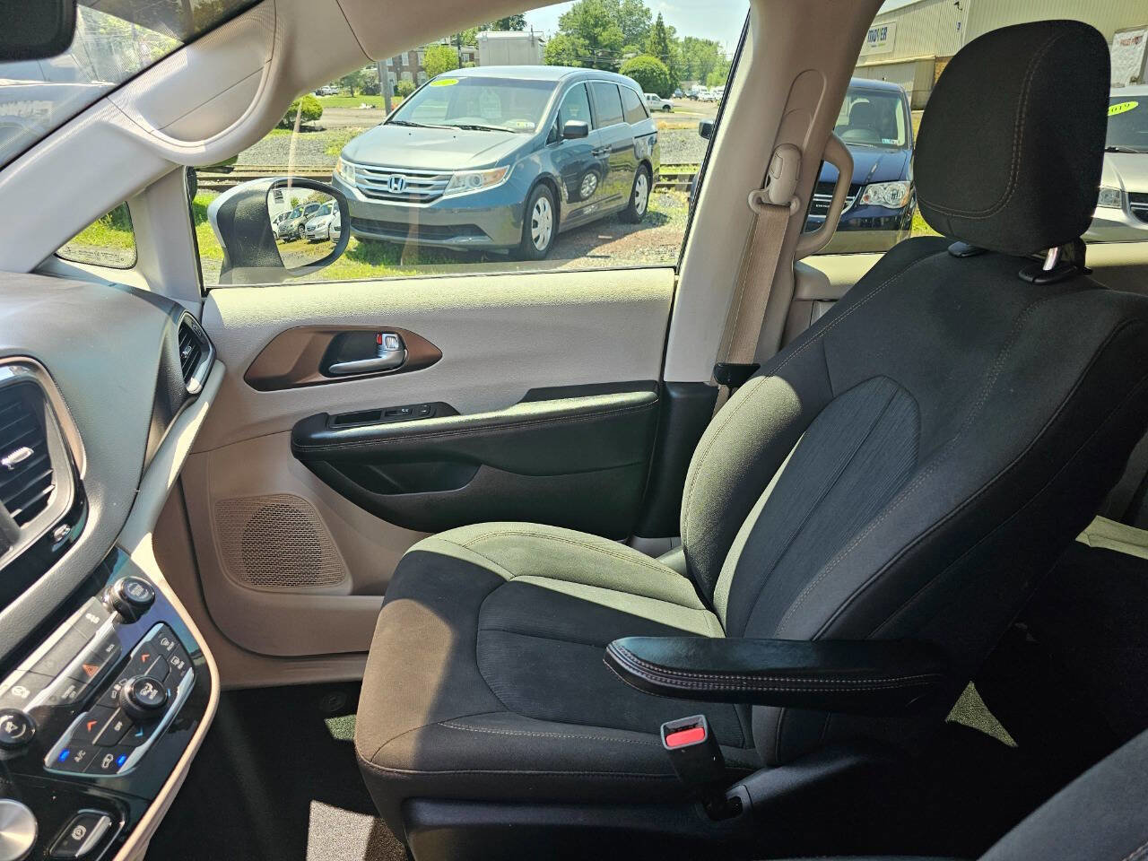 Used 2017 Chrysler Pacifica LX image 9