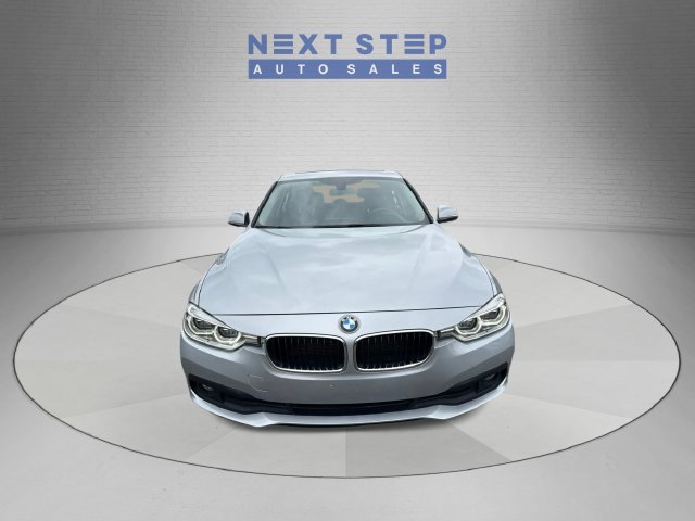 Used 2018 BMW 320i xDrive Sedan AWD/4WD image 2