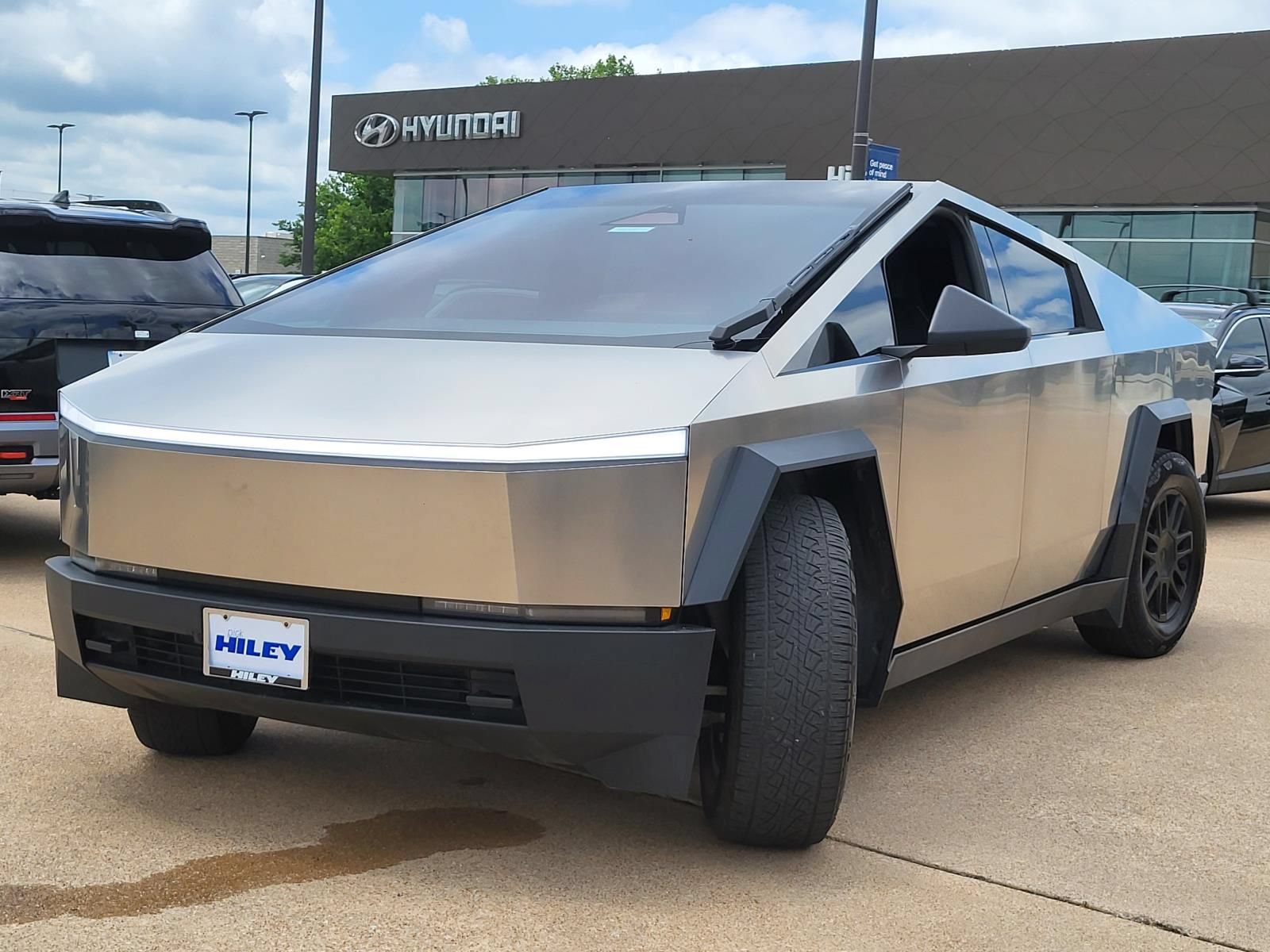 Used 2024 Tesla Cybertruck AWD Crew Cab image 2